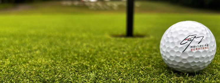 Golfball fast im Loch Vom Marketing-Projekt zum Marketing-Prozess