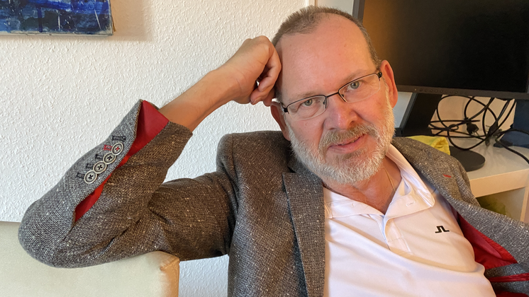 Karsten in sehr kockerer Pose Wie unser Gehirn funktioniert -