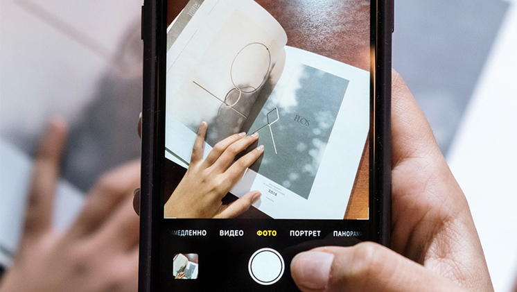 Broschüre mit Mobile Phone fotografiert Imagebroschüren - off- und online