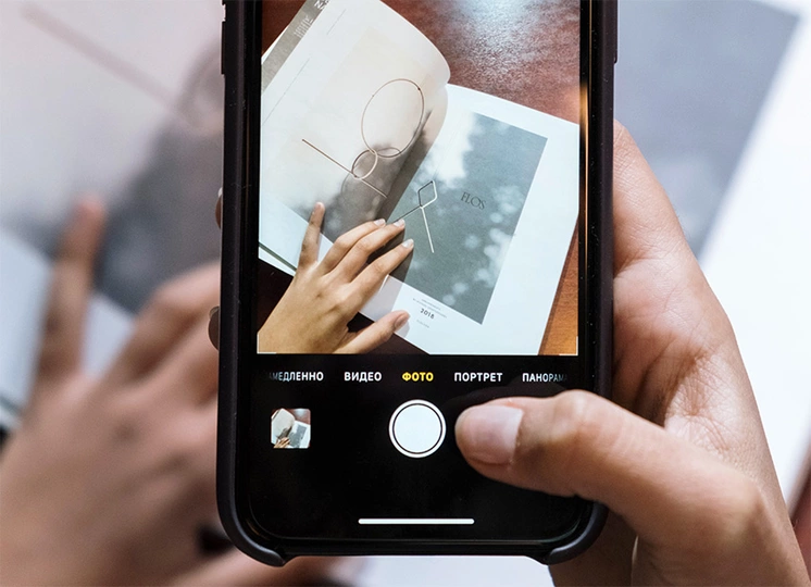 Broschüre mit Mobile Phone fotografiert Imagebroschüren - off- und online